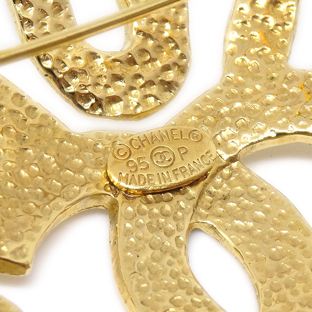 CHANEL 1995 Squiggle Border Brooch Gold 86046
