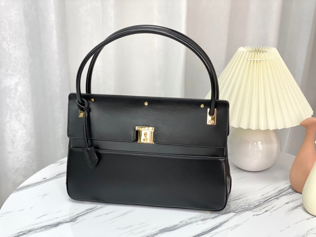 PARISIENNE 30 HANDBAG IN BLACK SMOOTH CALFSKIN Amelia