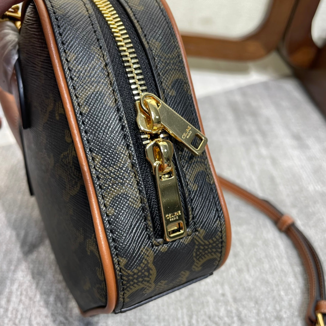 TOP HANDLE BAG 20 IN BLACK TRIOMPHE CANVAS AND BROWN CALFSKIN Amelia