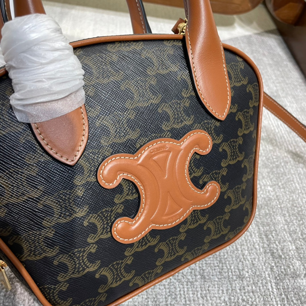TOP HANDLE BAG 20 IN BLACK TRIOMPHE CANVAS AND BROWN CALFSKIN Amelia Amelia