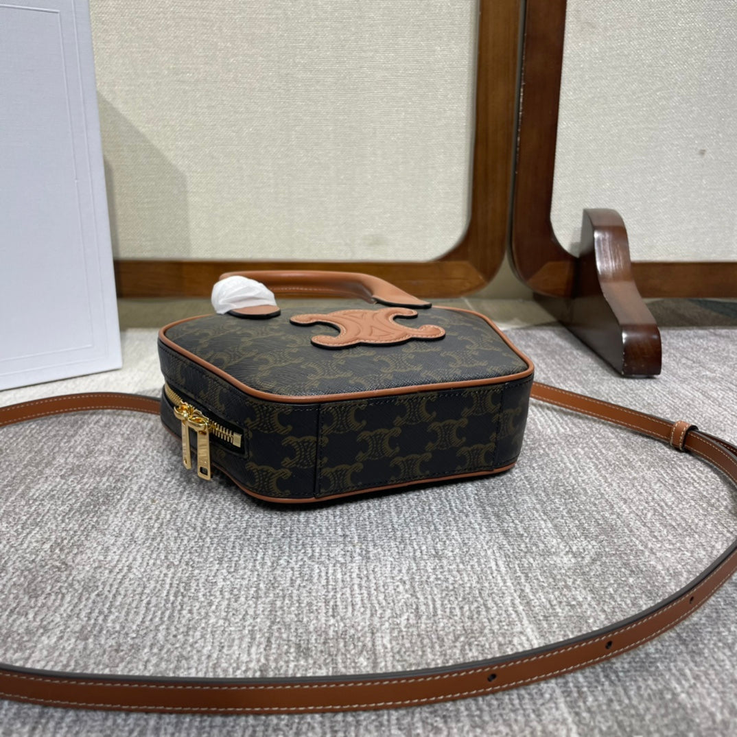 TOP HANDLE BAG 20 IN BLACK TRIOMPHE CANVAS AND BROWN CALFSKIN Amelia