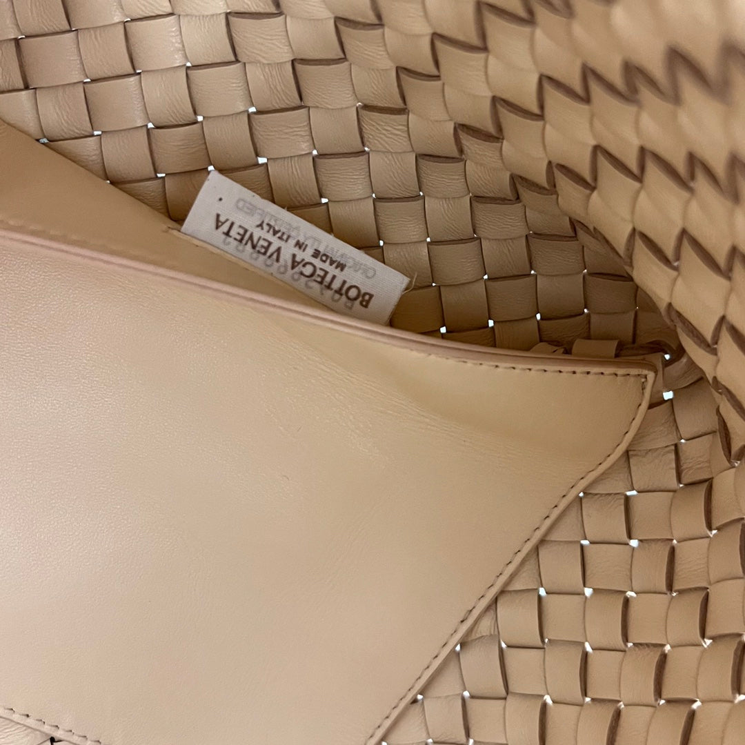 SMALL CABAT 32 IN CREAM LAMBSKIN Amelia