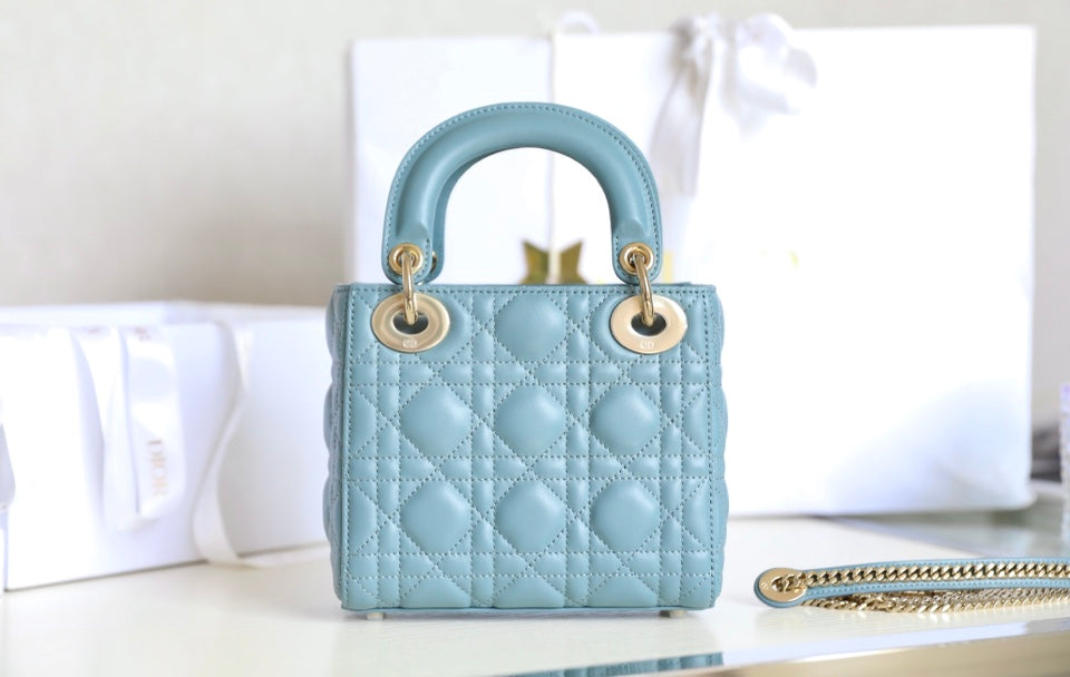 LADY 17 IN SKY BLUE LAMBSKIN WITH CANNAGE PATTERN Amelia