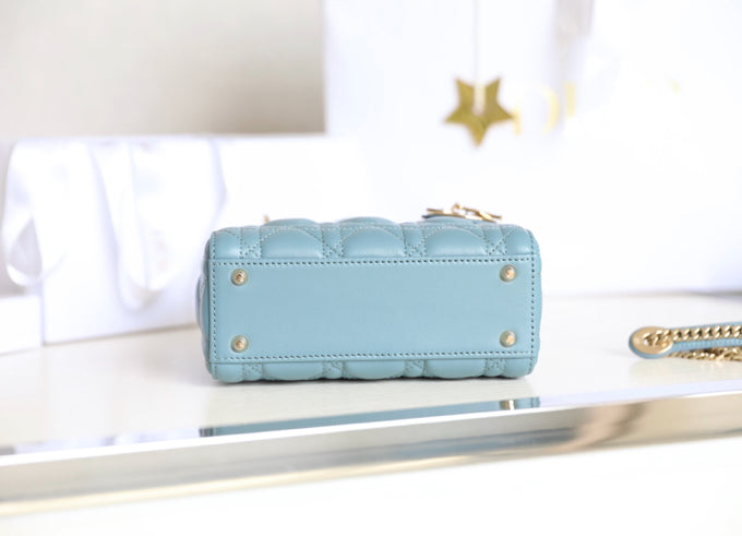 LADY 17 IN SKY BLUE LAMBSKIN WITH CANNAGE PATTERN Amelia