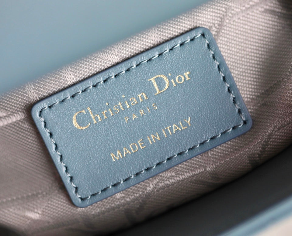 LADY 17 IN SKY BLUE LAMBSKIN WITH CANNAGE PATTERN Amelia