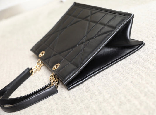 LARGE TOTE BOOK 36 BAG IN BLACK CALFSKIN Amelia