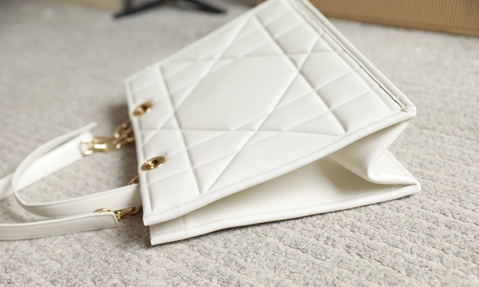 MEDIUM TOTE BOOK 26 BAG IN WHITE CALFSKIN Amelia