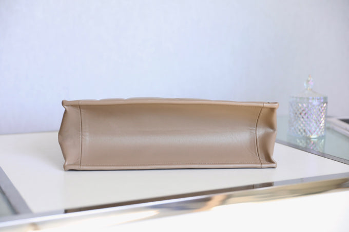 MEDIUM TOTE BOOK 26 BAG IN BEIGE CREAM CALFSKIN Amelia