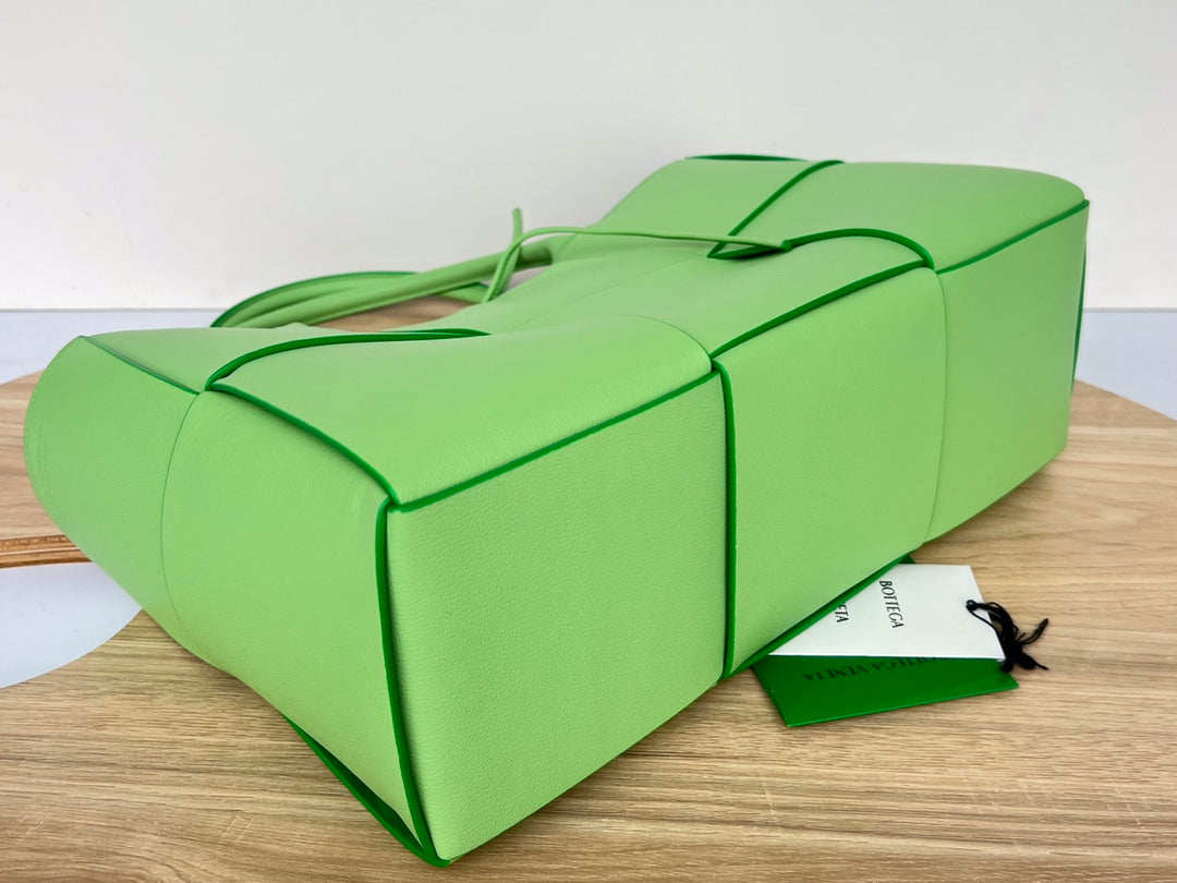 ARCO TOTE 36 IN MANTIS GREEN CALFSKIN Amelia Amelia