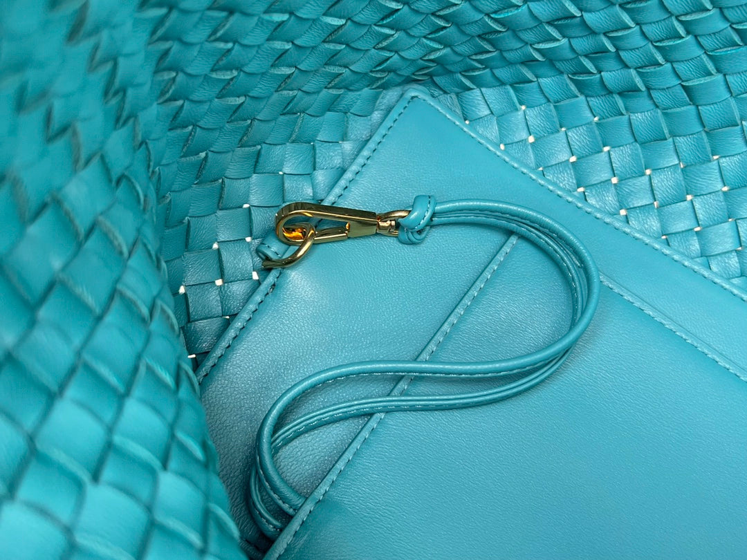 SMALL CABAT 32 IN TEAL BLUE LAMBSKIN Amelia