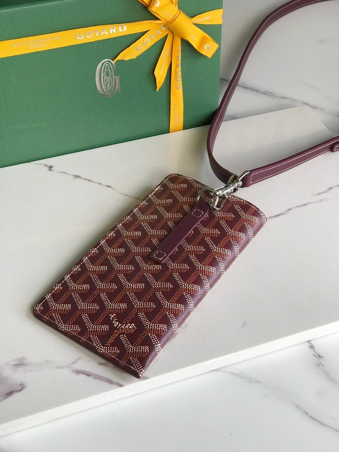 MONTMARTRE GM CASE 18 IN WINE RED GOYARDINE CANVAS by Amelia