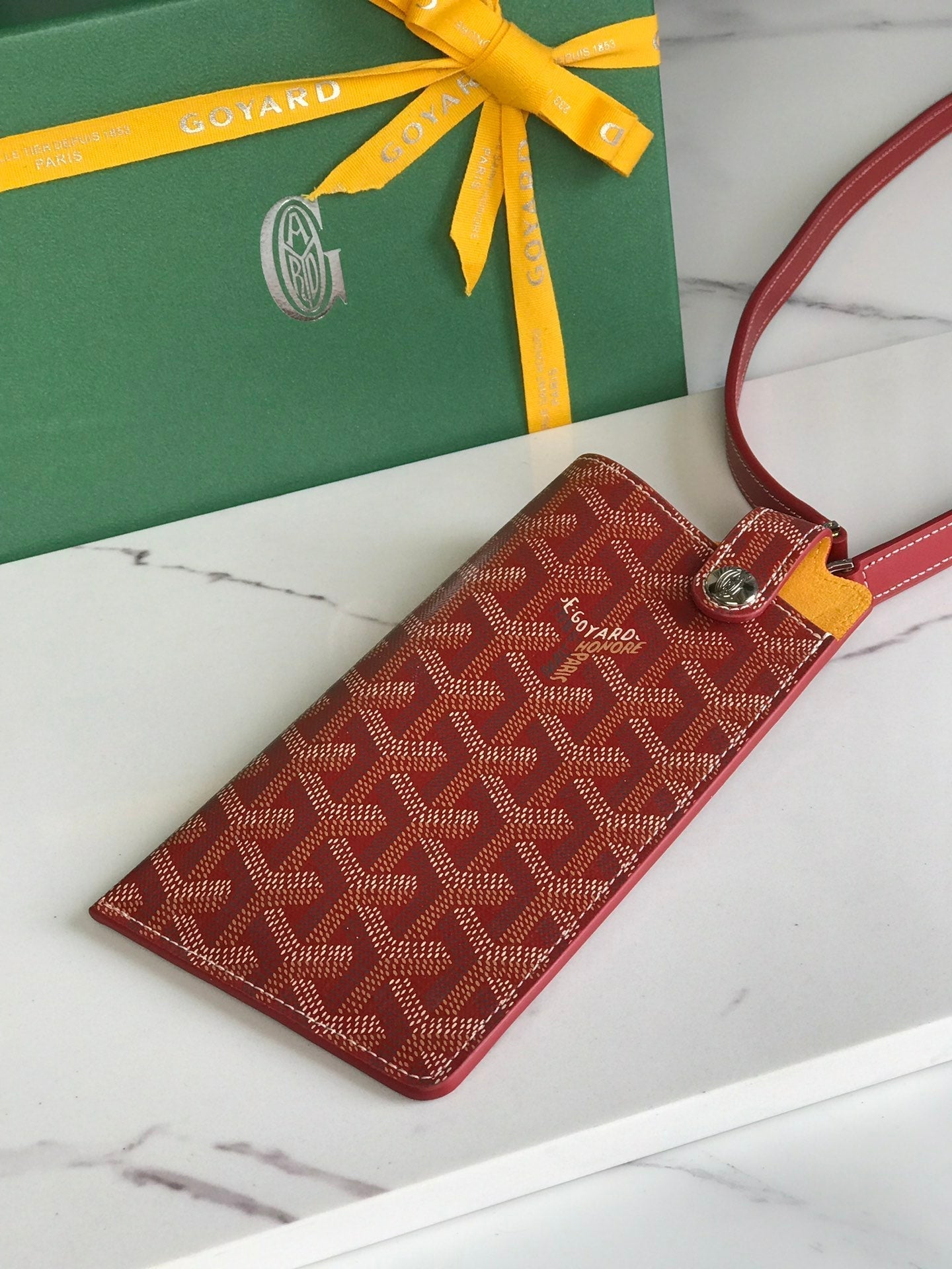 MONTMARTRE GM CASE 18 IN CLASSIC RED GOYARDINE CANVAS by Amelia