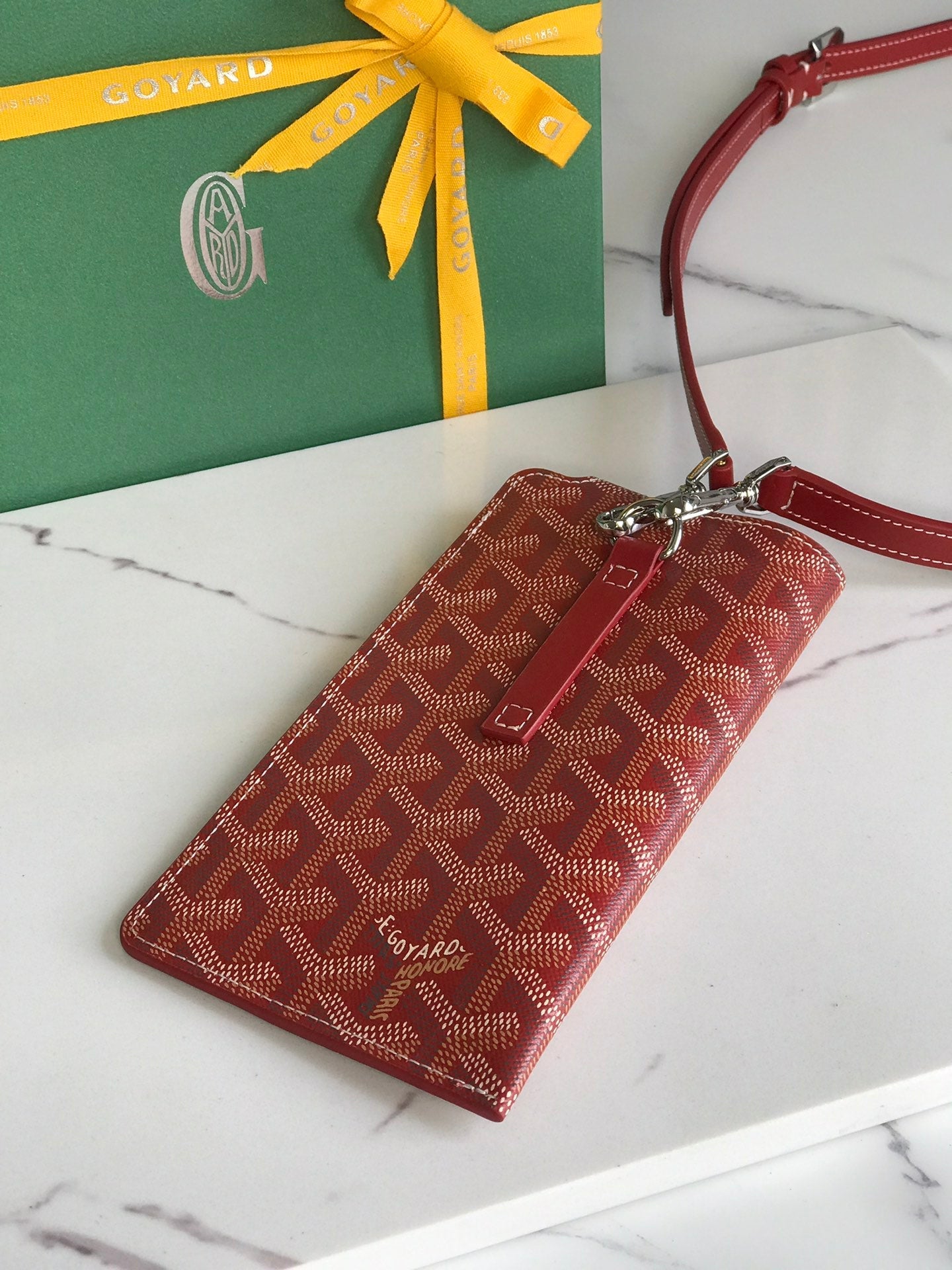 MONTMARTRE GM CASE 18 IN CLASSIC RED GOYARDINE CANVAS by Amelia