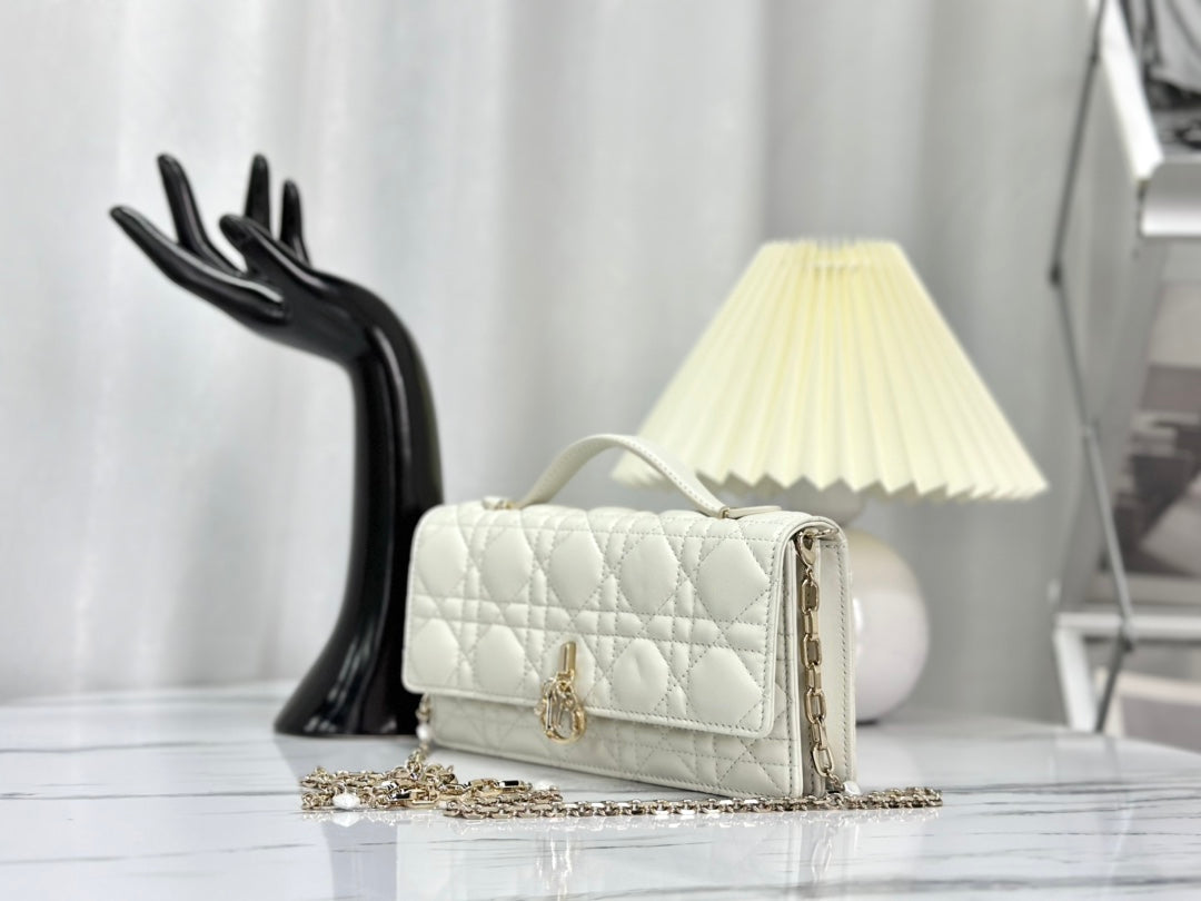 LADY 21 CHAIN BAG IN WHITE LAMBSKIN Amelia