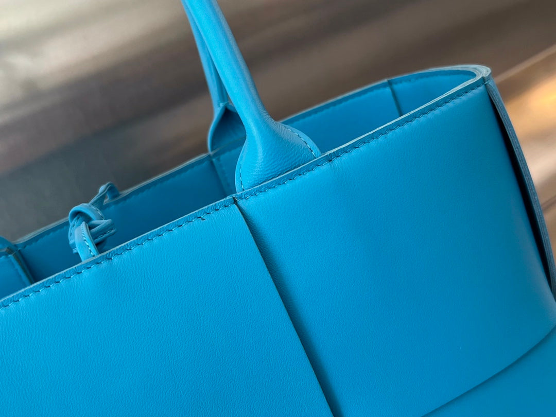 SMALL ARCO TOTE 30 IN CERULEAN BLUE LAMBSKIN Amelia Amelia