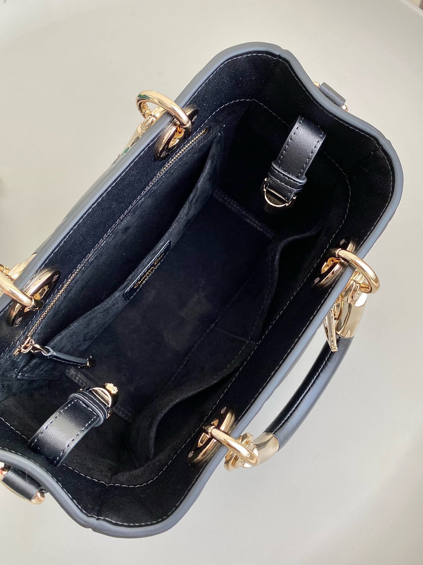 LADY 25 HANDBAG IN BLACK CALFSKIN Amelia