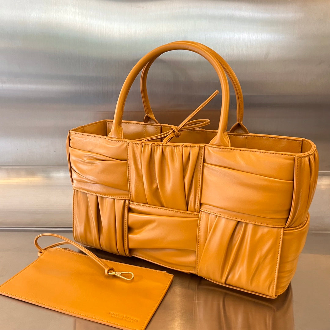 SMALL ARCO TOTE 30 IN PIZAZZ ORANGE SOFT LAMBSKIN Amelia