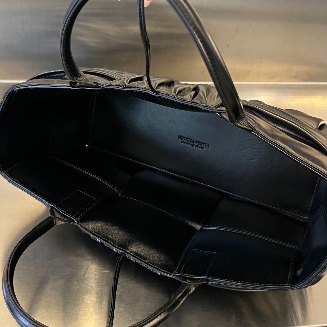 SMALL ARCO TOTE 30 IN BLACK SOFT LAMBSKIN Amelia Amelia