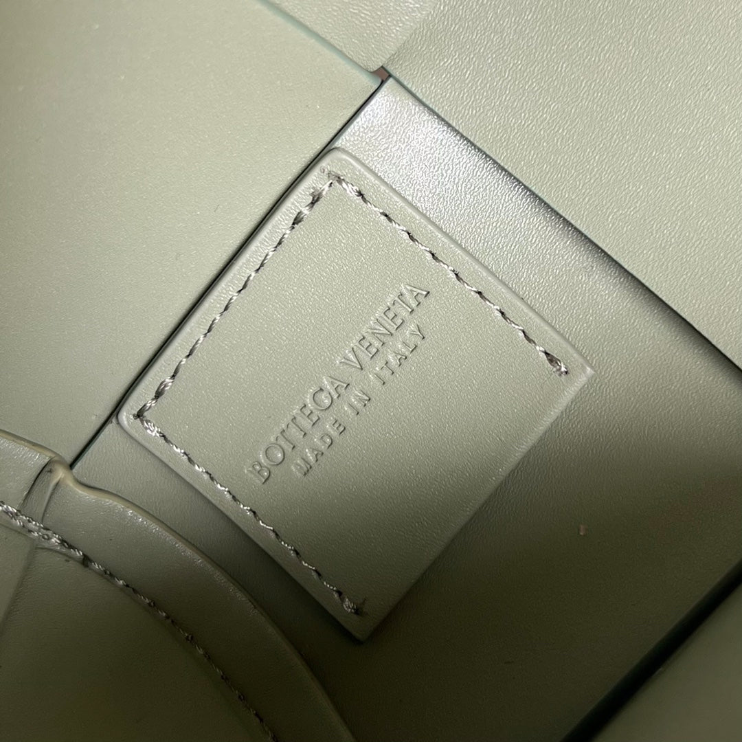 SMALL CYLINDER CASSETTE 21 IN TRAVERTINE CALFSKIN Amelia