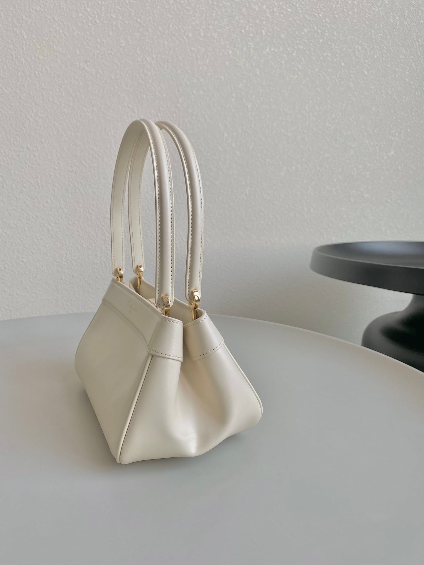 MEDIUM 22 KEY HANDBAG IN WHITE CALFSKIN Amelia