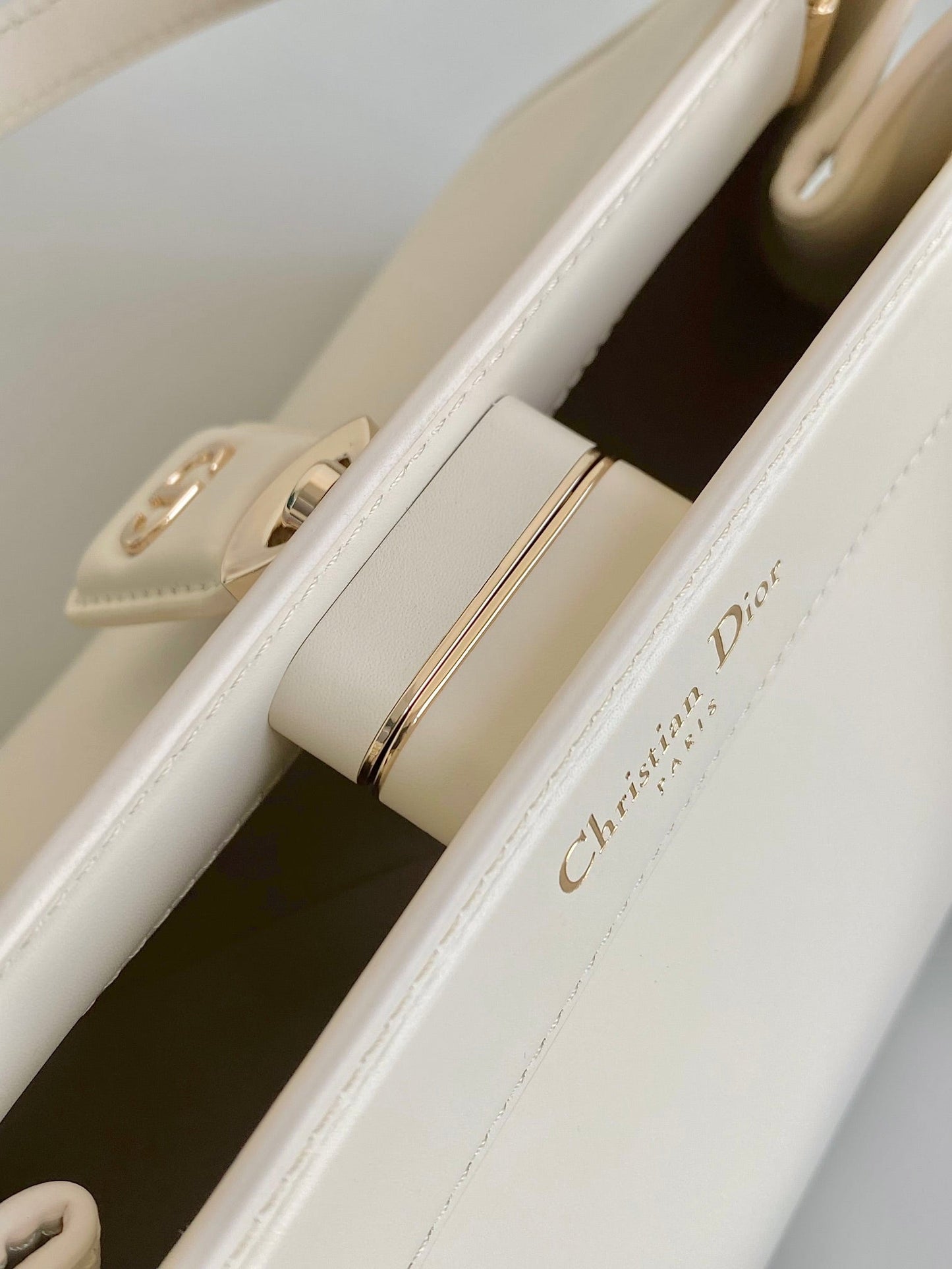 MEDIUM 22 KEY HANDBAG IN WHITE CALFSKIN Amelia