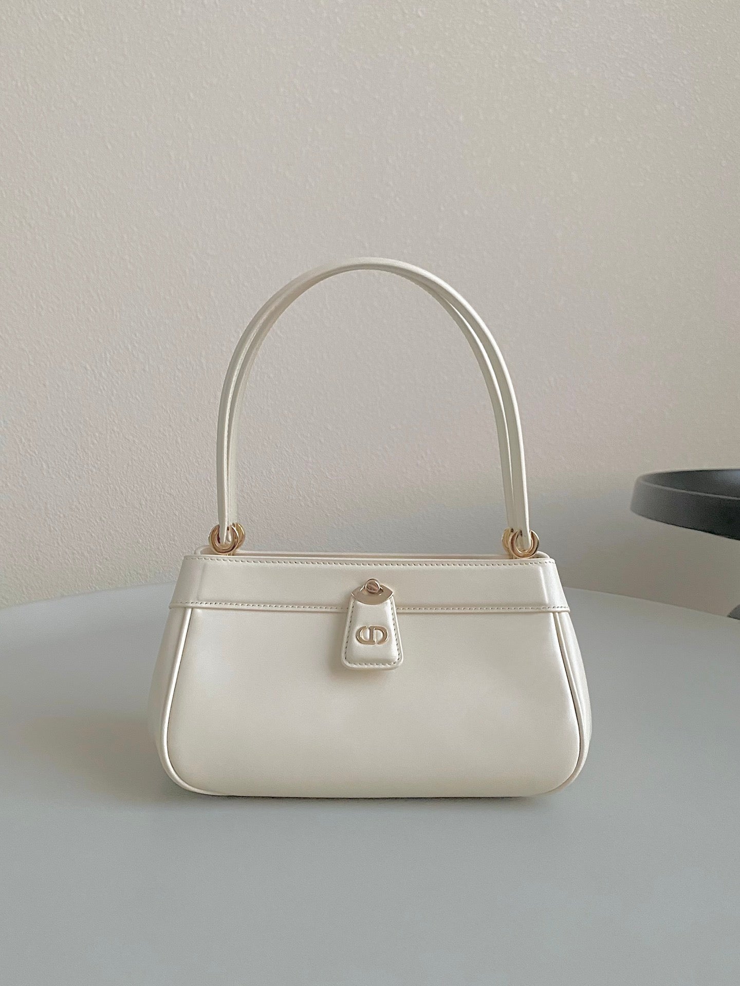 MEDIUM 22 KEY HANDBAG IN WHITE CALFSKIN Amelia