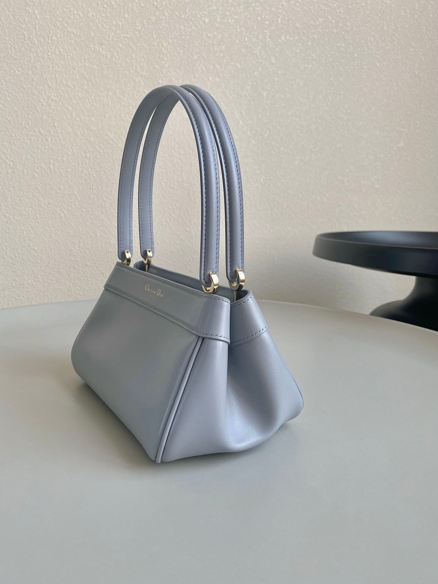 MEDIUM 22 KEY HANDBAG IN SKY BLUE CALFSKIN Amelia