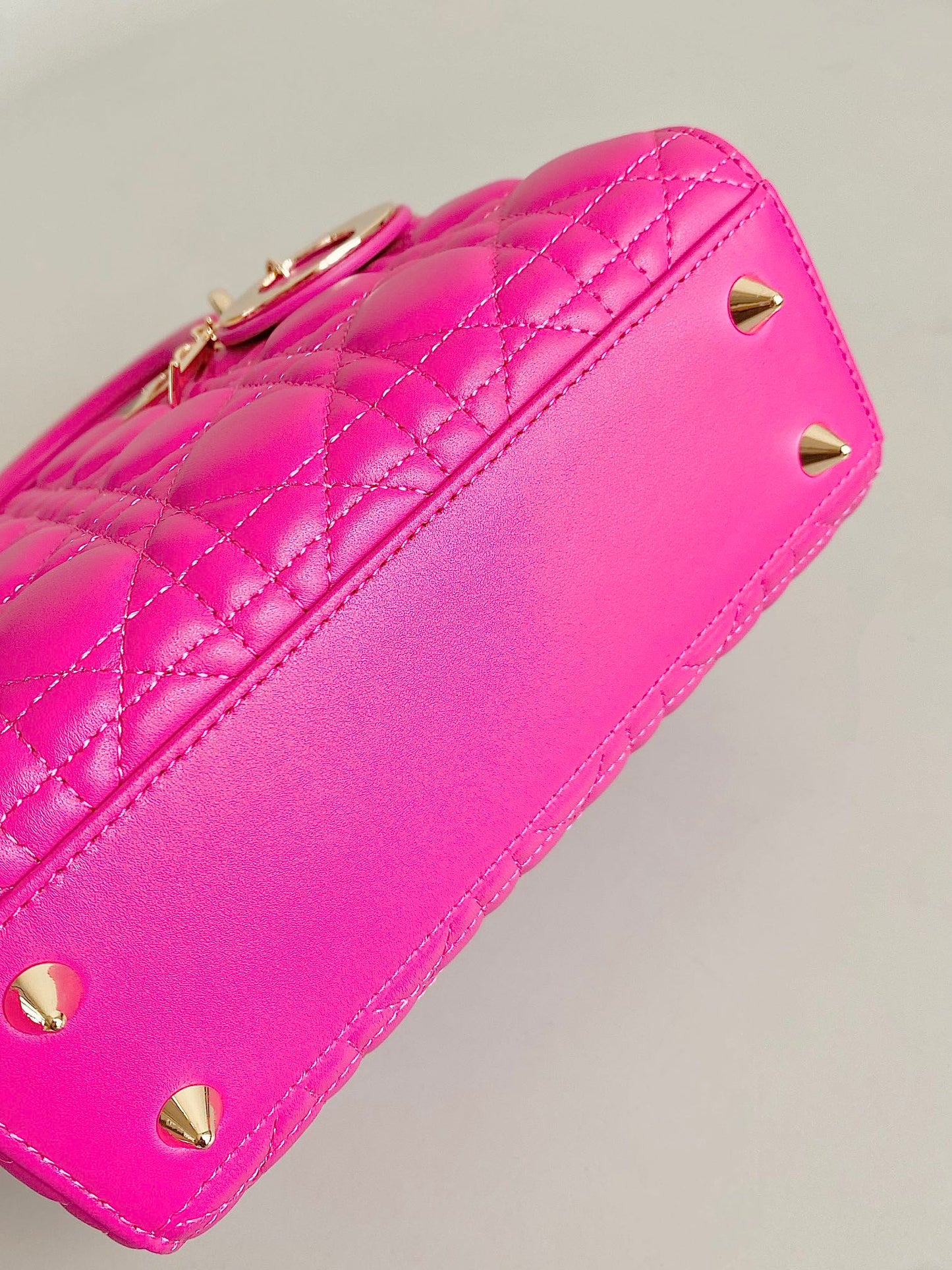 MEDIUM LADY 20 HANDBAG IN HOT PINK LAMBSKIN Amelia