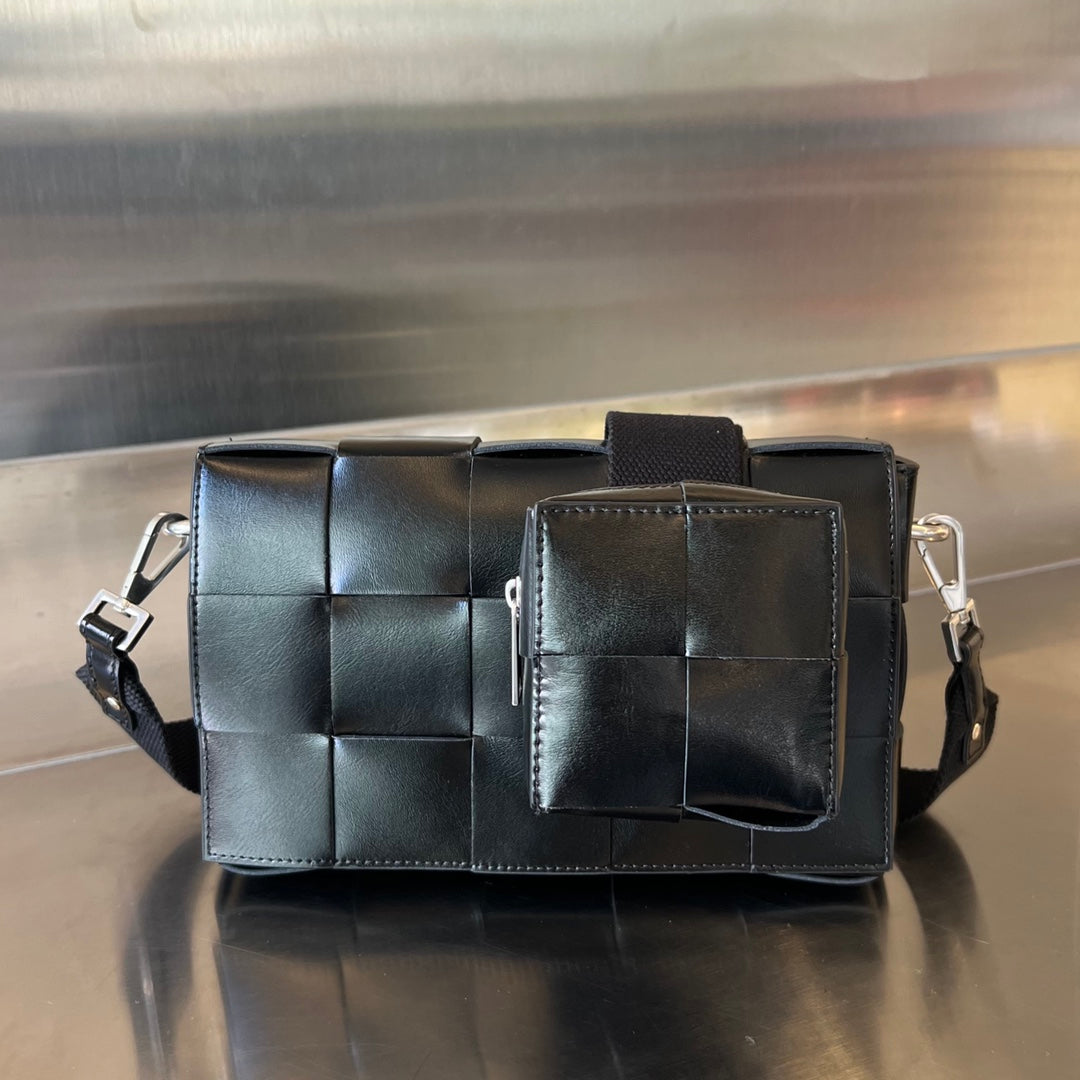 CASSETTE 23 BLACK CALFSKIN WITH VERSATILE STRAP Amelia
