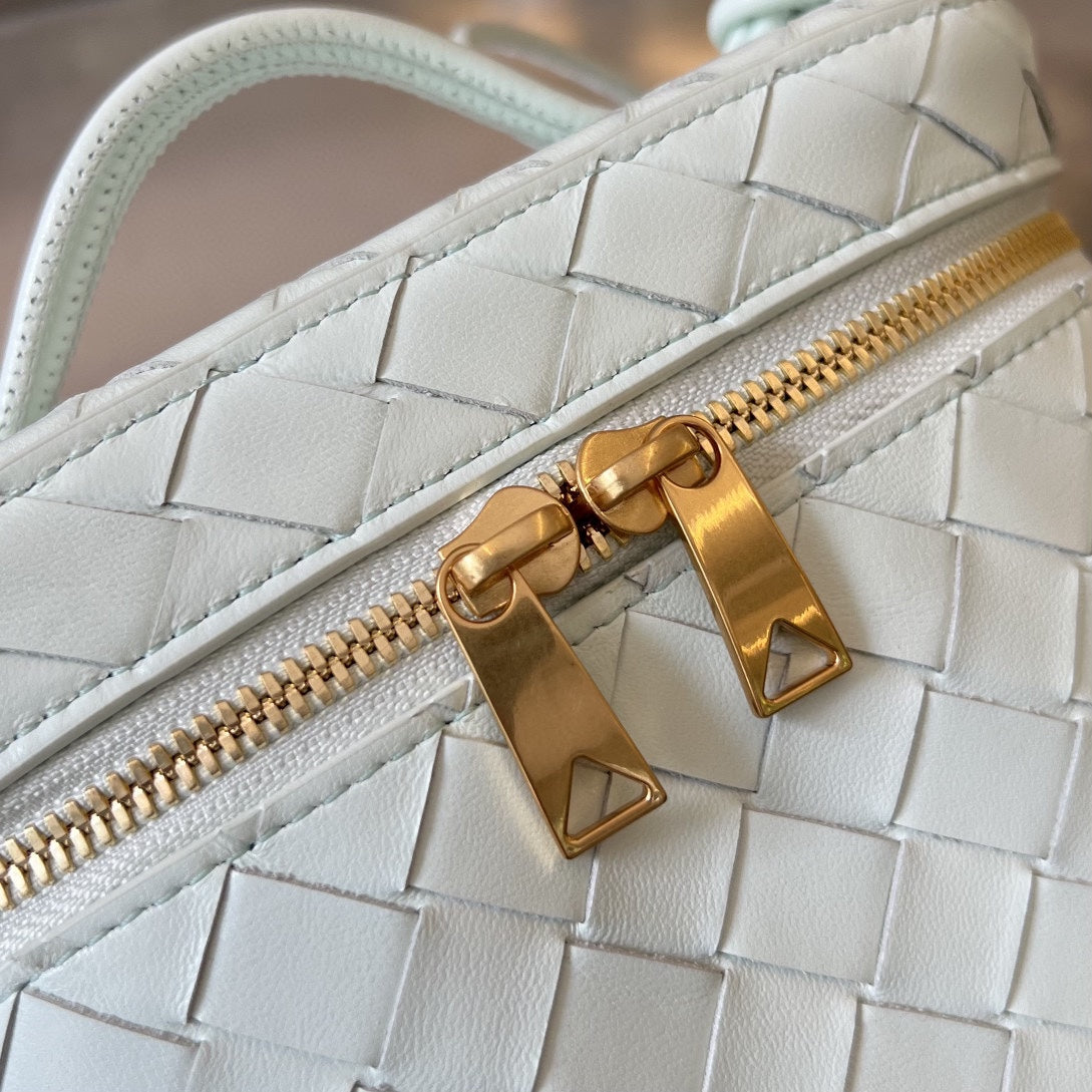 MINI VANITY CASE 18 IN WHITE LAMBSKIN Amelia