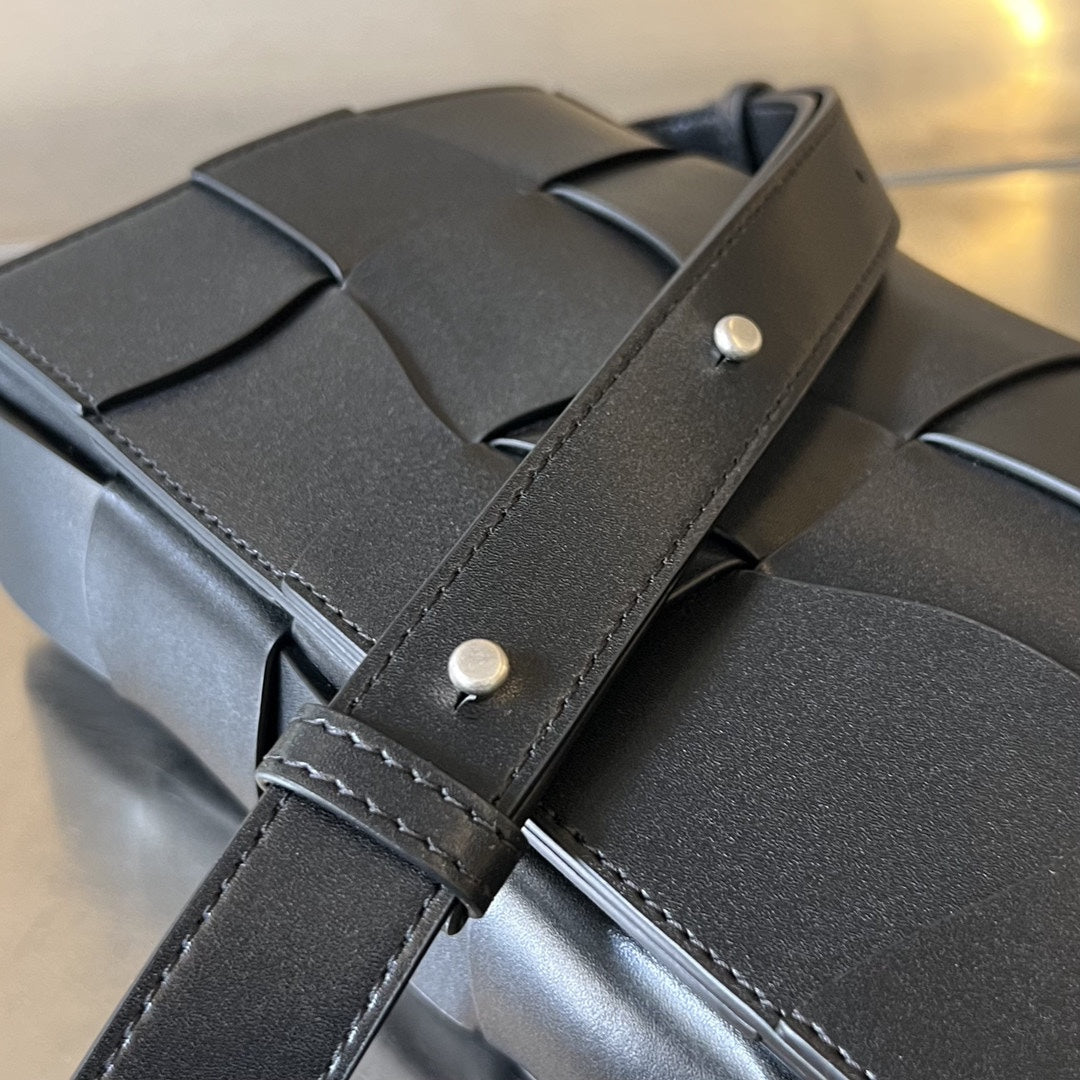 CASSETTE 23 IN BLACK CALFSKIN WITH WAVY PATTERN Amelia