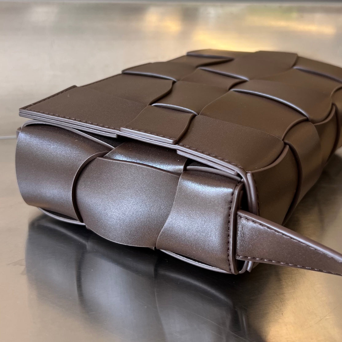 CASSETTE 23 IN CHOCOLATE CALFSKIN WITH WAVY PATTERN Amelia
