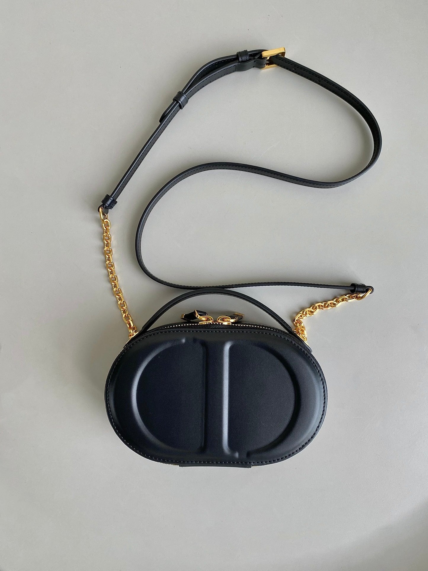 SIGNATURE 18 OVAL BAG IN BLACK CALFSKIN Amelia