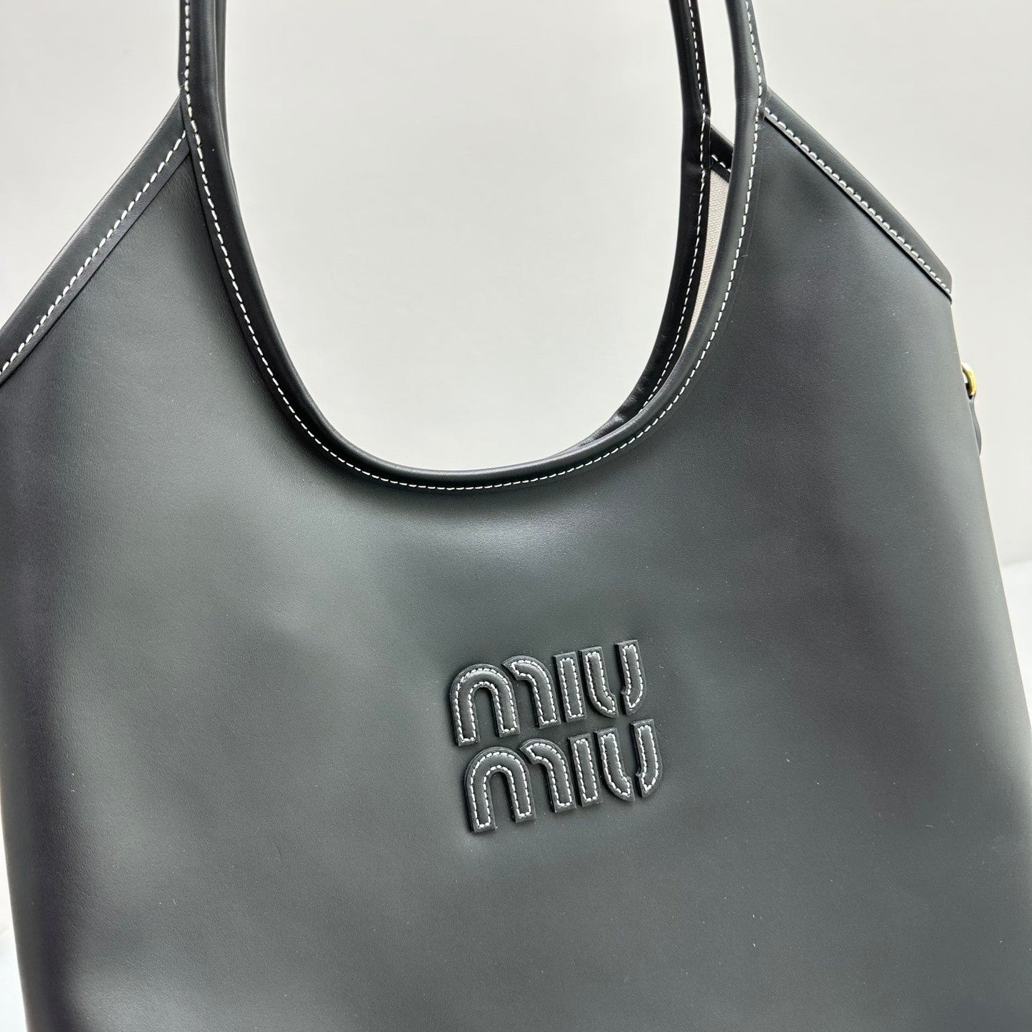 HOBO 40 TOTE IN BLACK CALFSKIN Amelia