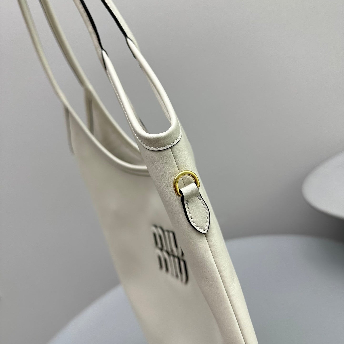 HOBO 40 TOTE IN WHITE CALFSKIN Amelia