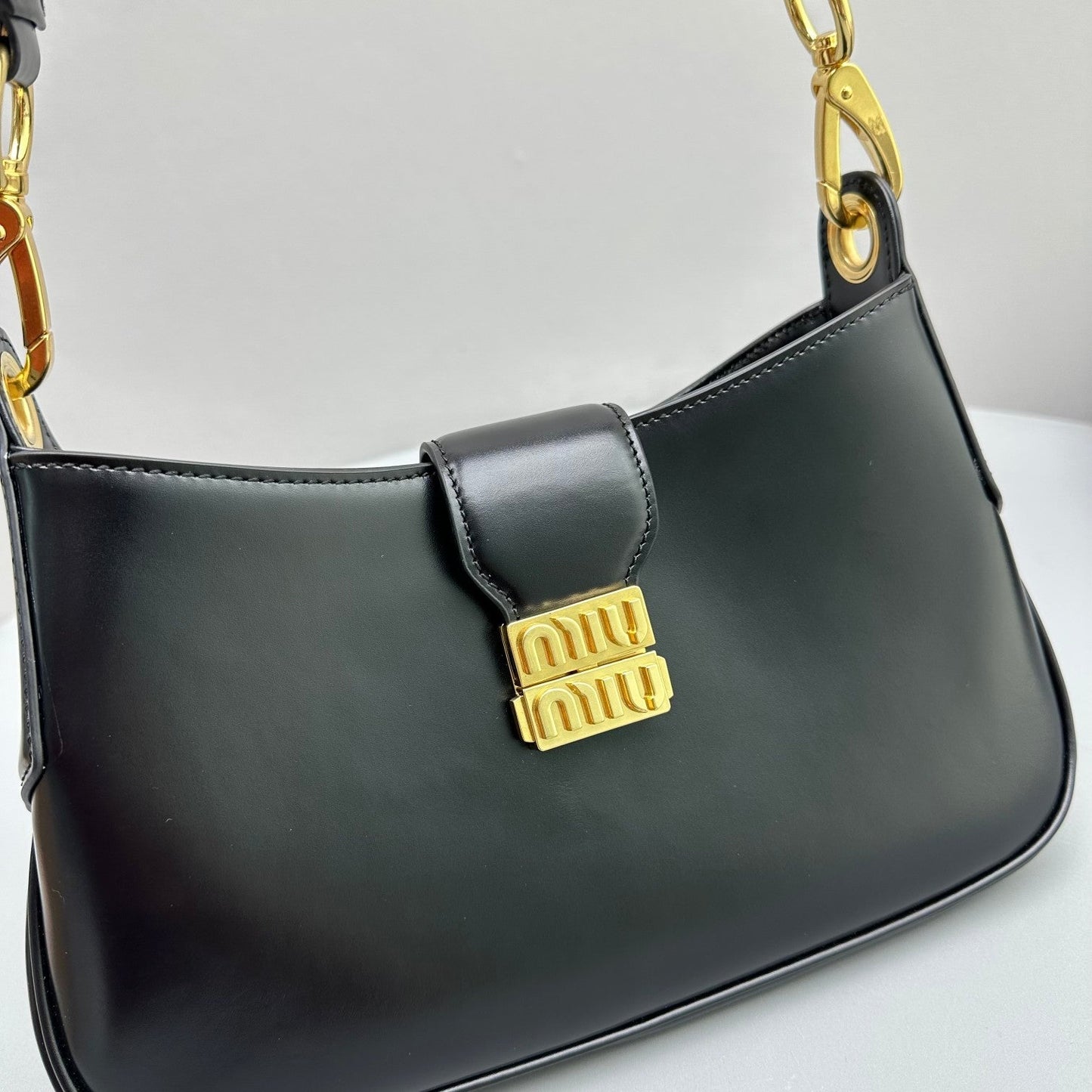 HOBO 28 CITY SHOUDER BAG IN BLACK CALFSKIN Amelia