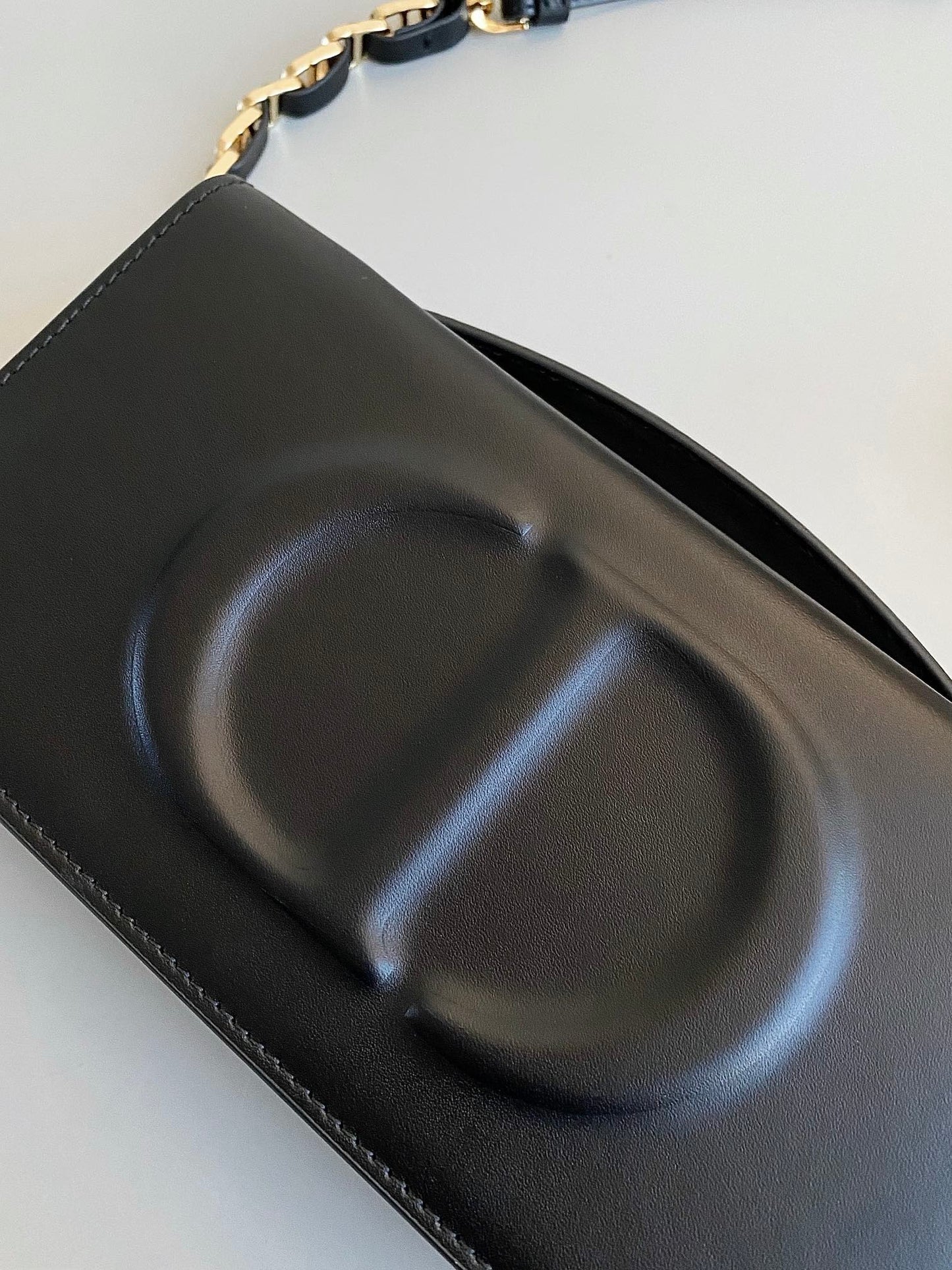 SIGNATURE CHAIN BAG 21 IN BLACK CALFSKIN Amelia