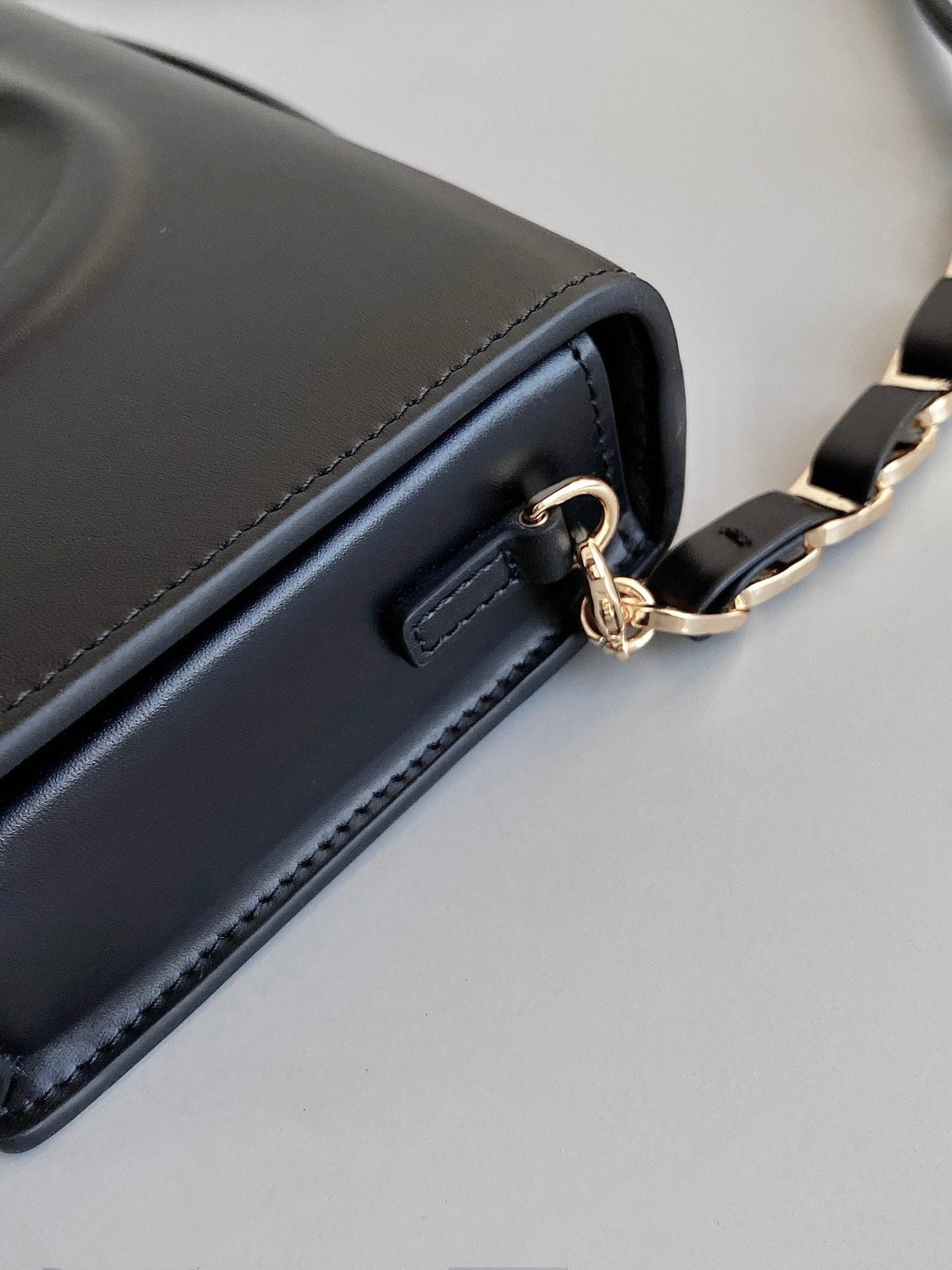 SIGNATURE CHAIN BAG 21 IN BLACK CALFSKIN Amelia