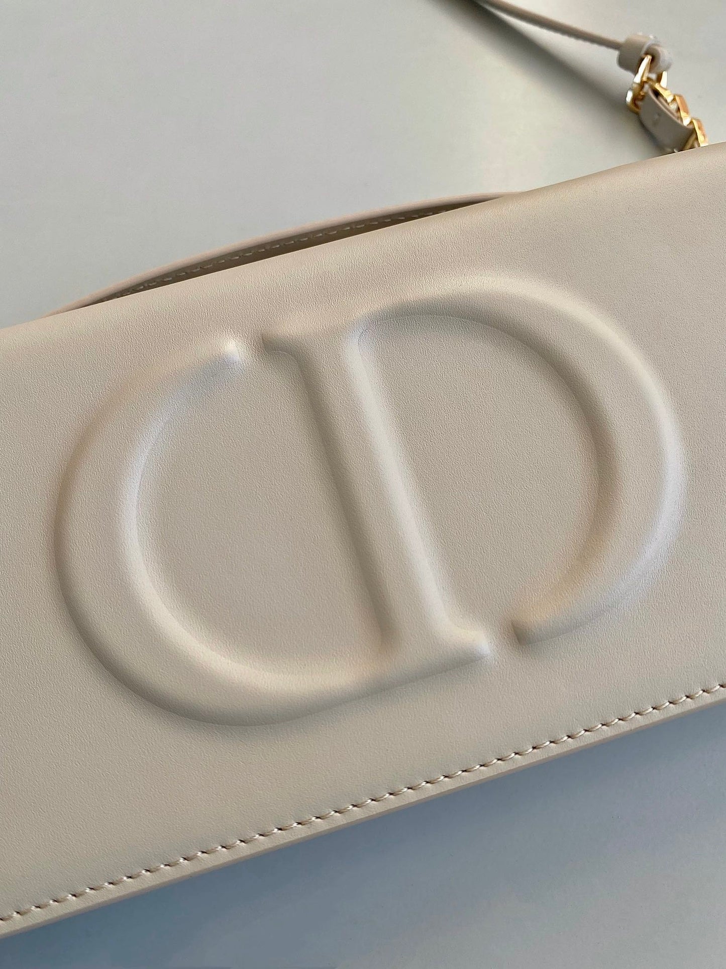 SIGNATURE CHAIN BAG 21 IN BEIGE CALFSKIN Amelia