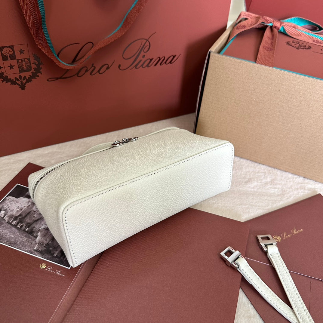 EXTRA POCKET L19 IN WHITE GRAINED CALFSKIN WITH SILVER HARDWARE Amelia