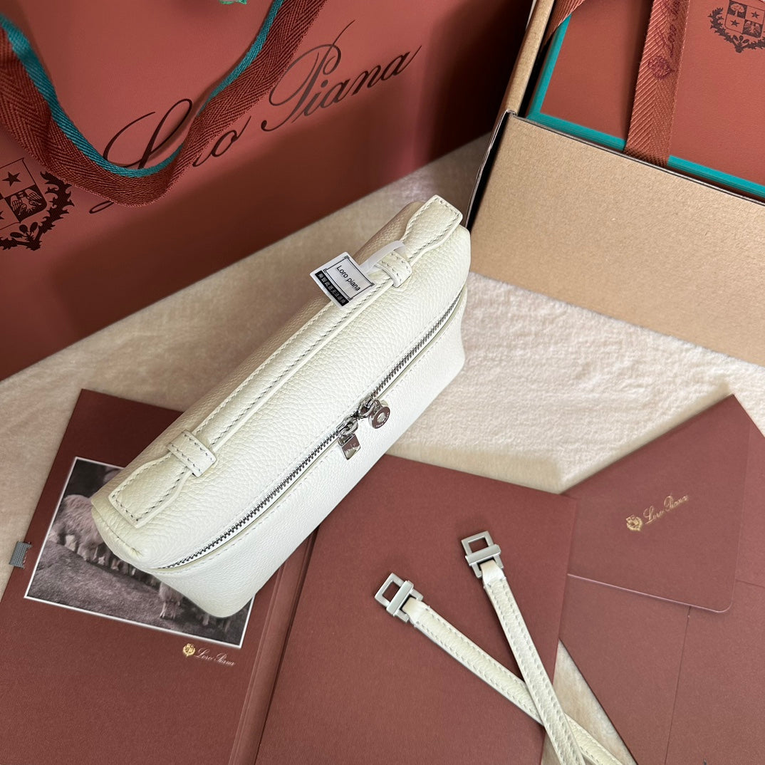 EXTRA POCKET L19 IN WHITE GRAINED CALFSKIN WITH SILVER HARDWARE Amelia Bags