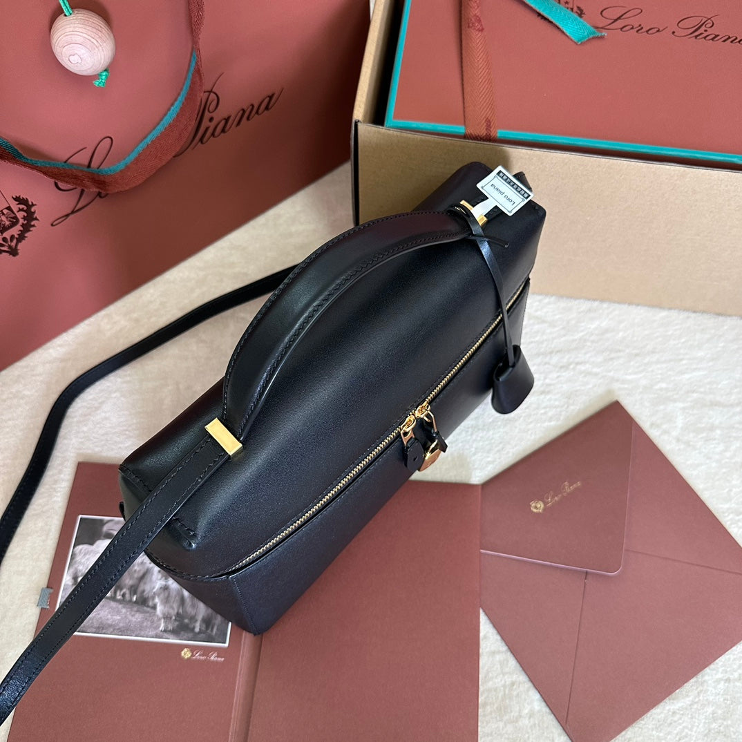 EXTRA BAG L27 IN BLACK SMOOTH CALFSKIN WITH GOLD HARDWARE Amelia