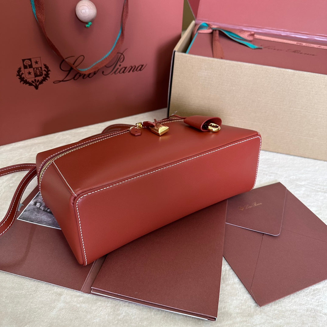EXTRA BAG L27 IN MARS RED SMOOTH CALFSKIN WITH GOLD HARDWARE Amelia