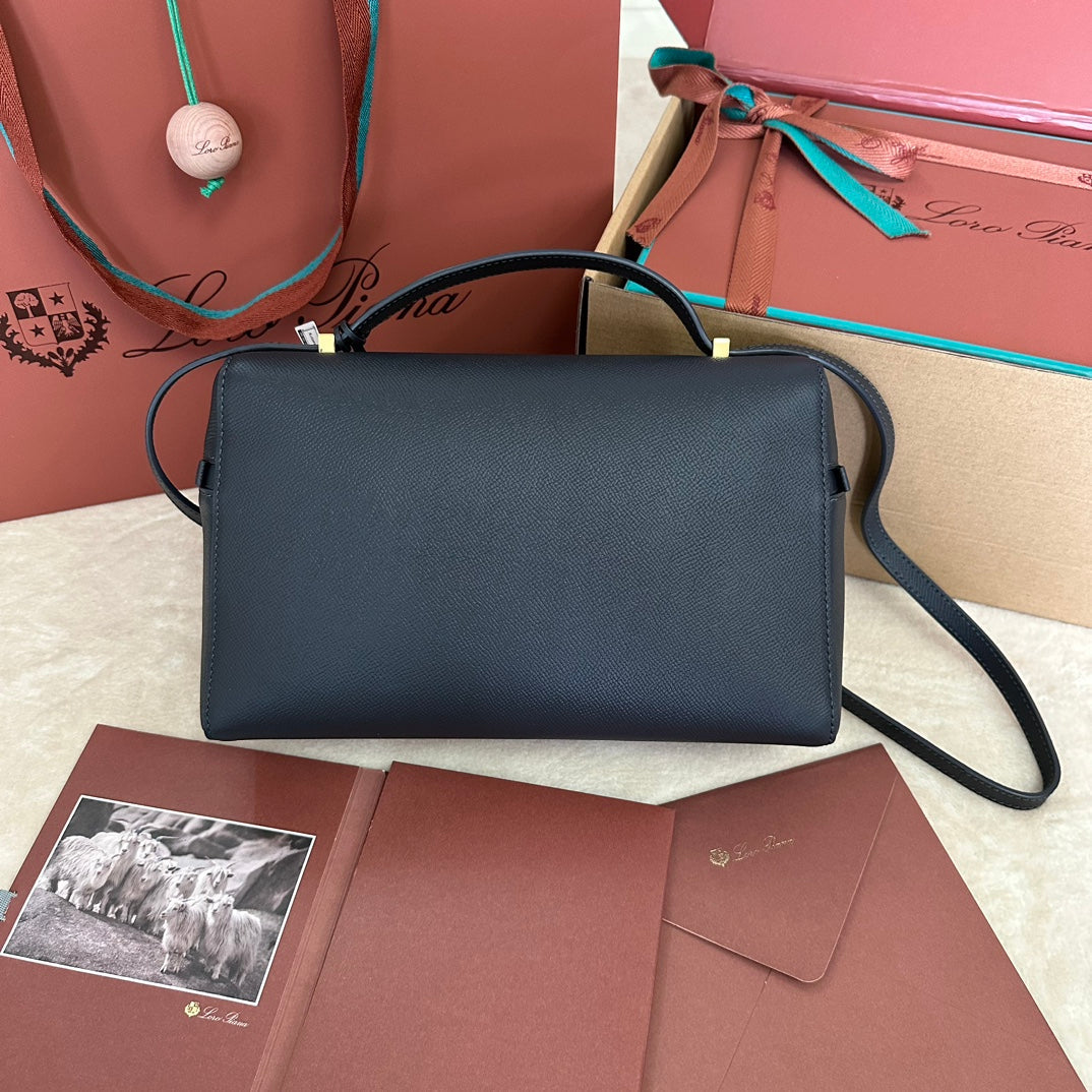 EXTRA BAG L27 IN BLACK GRAINED CALFSKIN WITH GOLD HARDWARE Amelia