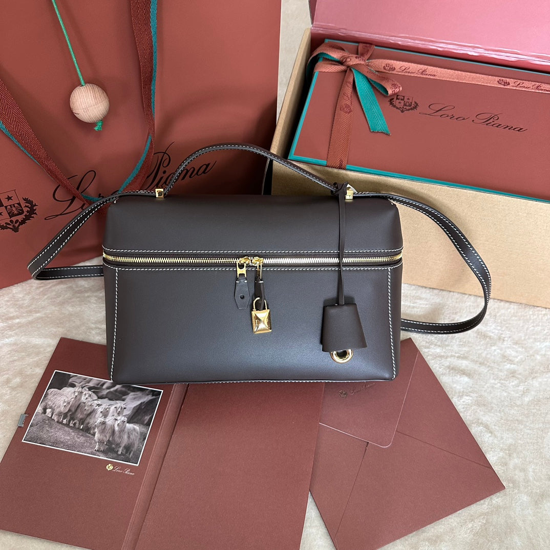 EXTRA BAG L27 IN CHOCOLATE BROWN SMOOTH CALFSKIN WITH GOLD HARDWARE Amelia