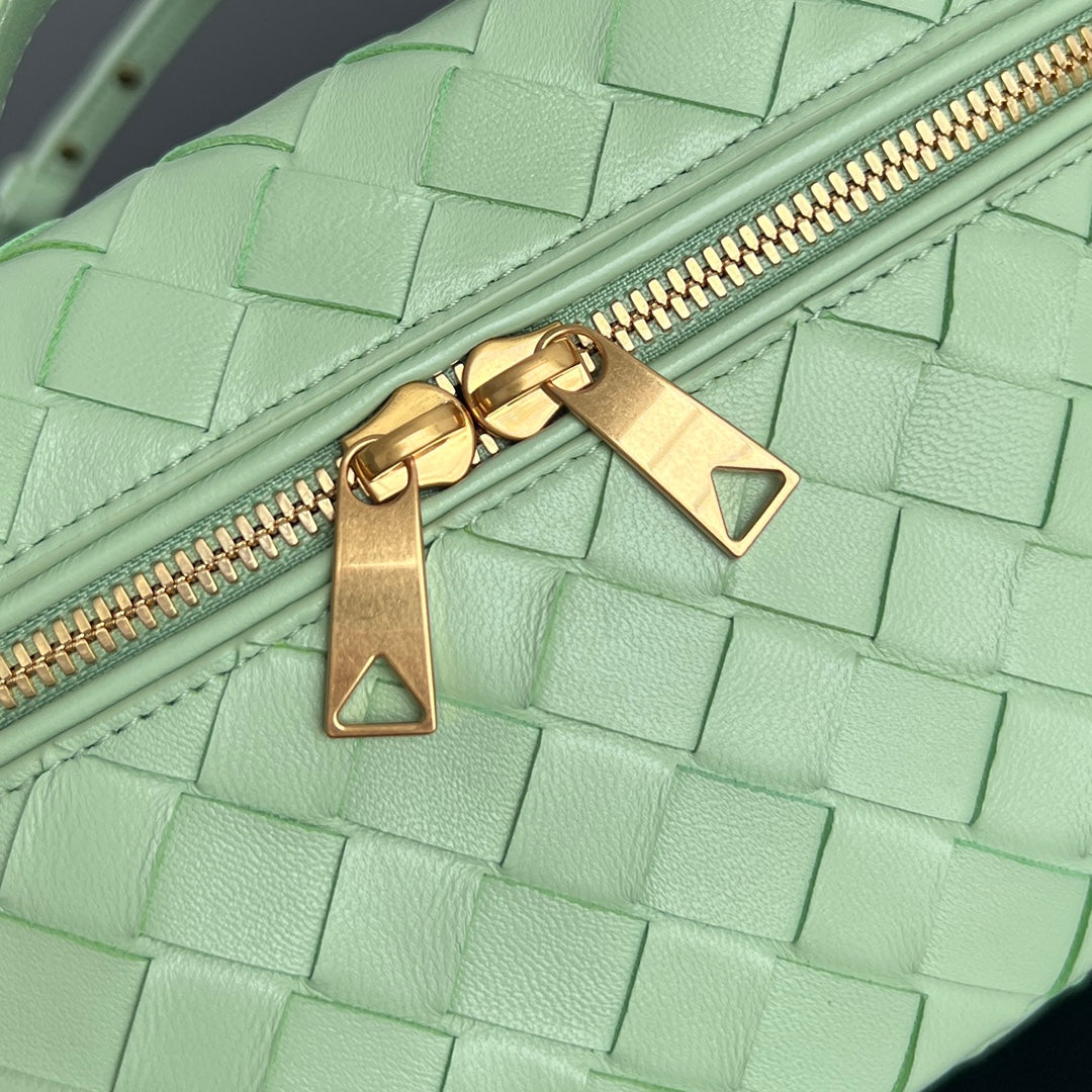 BANG BANG 22 VANITY CASE IN LIGHT GREEN CALFSKIN Amelia