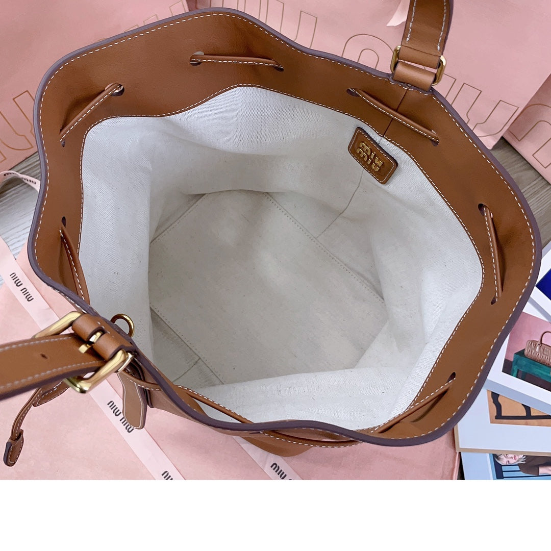 BUCKET BAG 29 IN BRONZE BROWN CALFSKIN Amelia