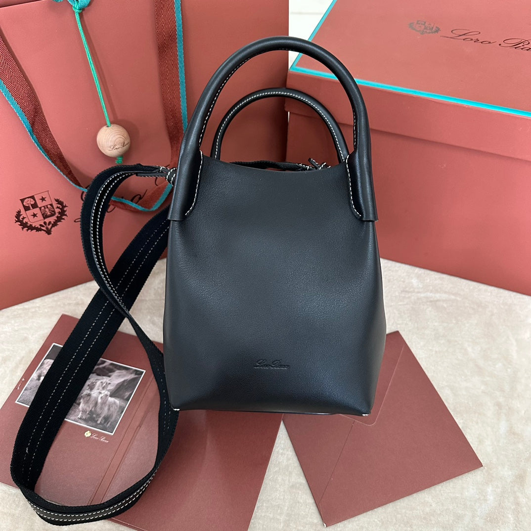 SMALL 21 BALE BAG IN BLACK GRAINED CALFSKIN WITH GOLD HARDWARE Amelia Bags