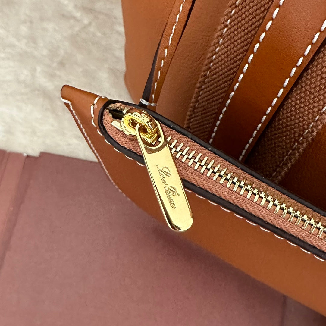 SMALL 21 BALE BAG IN BRONZE BROWN GRAINED CALFSKIN WITH GOLD HARDWARE Amelia Bags