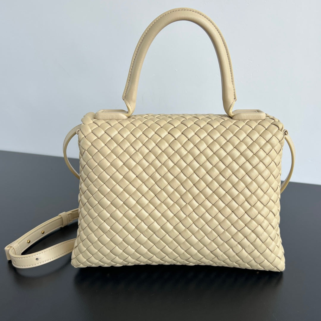 PATTI SHOULDER BAG 26 IN BLOND BEIGE LAMBSKIN Amelia